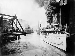 1905年頃、米国イリノイ州シカゴ、シカゴ川に浮かぶ旅客船（モノクロ写真 作： Barnes and Crosby
