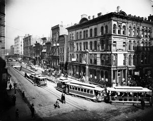 ラサール通りのトンネルを抜ける路面電車（アメリカ・イリノイ州シカゴ、1905年頃）（モノクロ写真 作： Barnes and Crosby