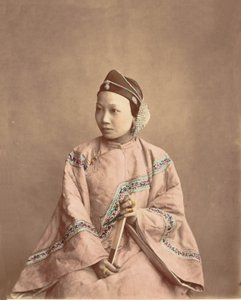 ランクショーの少女、1870年代。 作： Baron Raimund von Stillfried