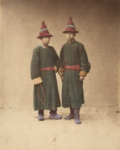 [一致する伝統的なドレスを着た 2 人の中国人男性]、1870 年代。 作： Baron Raimund von Stillfried