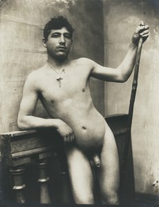 [杖と十字架のネックレスをつけた裸の男性】。］ 作： Baron Wilhelm von Gloeden