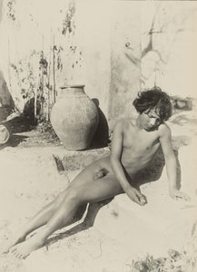 [階段に横たわる裸の若者] 作： Baron Wilhelm von Gloeden