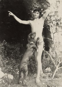 [犬を連れた裸の若者］ 作： Baron Wilhelm von Gloeden