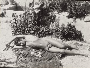 [リクライニング・ヌードの若い男］ 作： Baron Wilhelm von Gloeden