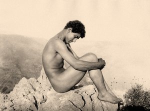 岩の上の男性のヌードの研究、タオルミーナ、シチリア、c.1900（セピア写真） 作： Baron Wilhelm von Gloeden
