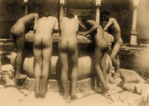 井戸を見下ろす5人の少年の研究、シチリア、C.1900（セピア写真） 作： Baron Wilhelm von Gloeden