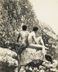 [岩の上の二人の裸の男性青年]。 作： Baron Wilhelm von Gloeden