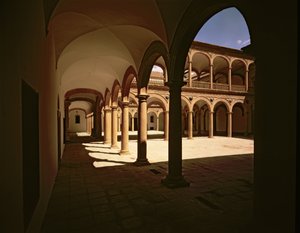 バルトロメ・ブスタマンテ（1499-1570年頃）が設計した病院の中庭の回廊の眺め（写真）。