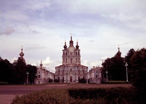 建築：建築家フランチェスコ・バルトロメオ・ラストレッリ（1700-1771）が1748年から1835年にかけて建設したスモリヌイ修道院（ロシア・サンクトペテルブルク）の様子。