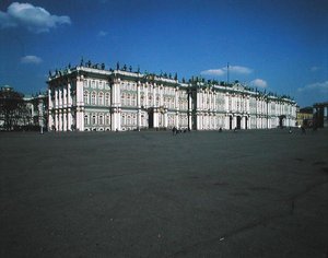 エルミタージュ美術館の正面玄関、1753〜62年 作： Bartolomeo Franceso Rastrelli