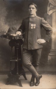 アルバム「The GM R. Army (World War I)」。国の制服を着た歩兵の兵士（モノクロ写真
