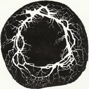 Root Wreath, 2019（紙に木版画） 作： Bella Larsson