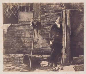 1850年代半ば、ブレディコットポンプの後ろに隠れているウォルターチェンバレン 作： Benjamin Brecknell Turner