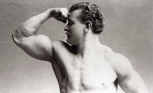 ドイツのボディービルダーEugen Sandowのスタジオでの写真の肖像画 作： Benjamin J. Falk