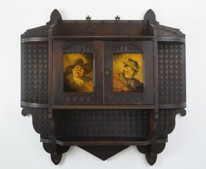 セラミックプラーク付きの吊り壁キャビネット、c。 1890年代（黒クルミと陶器） 作： Benn Pitman