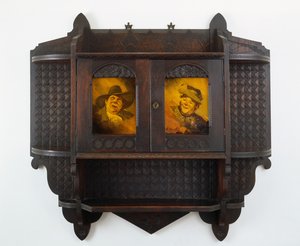 メアリーマデリーンナースの作品である彫刻が施されたセラミックプラークの壁掛けキャビネット、Artus van Briggle（1869-1904）1887-99のプラーク（黒いクルミと艶出しの粘土） 作： Benn attr.to Pitman
