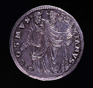 SSコジモとダミアンがお互いに立って見つめ合う銀貨の裏。碑文：S. COSMVS S. DAMIANVS、1532-1537を鋳造（表側は108641を参照）