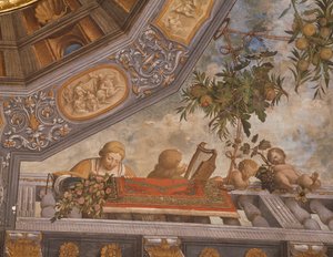 ガロファロ（1481-1559）による天井フレスコ画「バルコニー上のチェッカー、音楽家、キューピッド」（イタリア、フェラーラのルドヴィーコ・イル・モーロ宮殿またはコスタビリ宮殿の宝物庫の部屋）の詳細。 作： Benvenuto Tisi da Garofalo