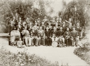 Zichron Yaacov、c.1898-1900で撮影されたオーケストラグループ 作： Bernard Edelstein
