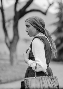 伝統的な保守的な服を着た田舎の女性、おそらくイタリアだがトルコかもしれない 作： Bernard F. Rogers