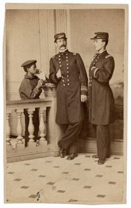 海軍士官と使者の肖像,c.1863年（写真）