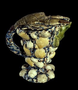 素朴なアクアマリンにセラミック製の貝殻の装飾が施されています。ベルナール・パリシー（1510-1589）による制作 1565年 パリ、ルーヴル美術館 作： Bernard Palissy