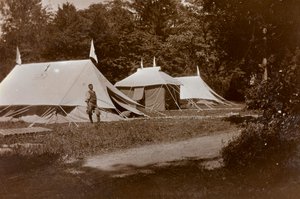 Friuli-Venezia Giuliaにおける第一次世界大戦のアルバム：Soreschiano Manzanoの戦争病院の17人が住むVilla Brazzàの前での傾向受け入れ、手術、着替え、教会の塔からの撮影、1916年05月（モノクロ写真 作： Bietti Bietti