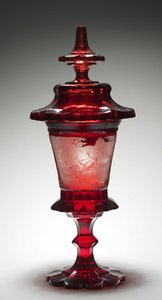 カバード・カップ 1800年代半ば（ルビーガラスに彫刻が施された装飾