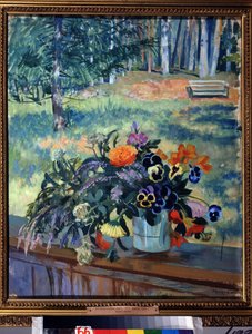 花（花）。 緑豊かな公園を見下ろす、テラスの木製手すりに置かれた静物、花束。 Boris Michaylovich Kustodiev (Kustodiev) (1878-1927) による絵画、キャンバスに油彩 作： Boris Mikhailovich Kustodiev