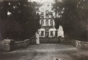 Friuli-Venezia Giuliaにおける第一次世界大戦のアルバム：Villa Brazzà、Soreschiano Manzanoの戦争病院の17人の家、教会の塔から撮影した写真、1916年05月(モノクロ写真) 作： Bourbon Del Monte