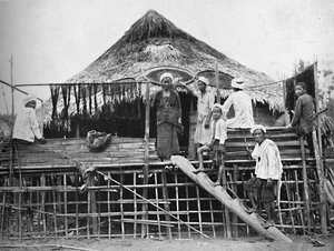 ヒンドゥー教の修道士と先住民の住居、1902年 作： Bourne and Shepherd
