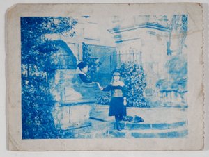 ノウズロープホールの門にいるエレインとランスロットグリムショー（青写真） 作： British Photographer