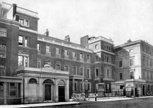 戦争局のファサード、カンバーランドハウス、ポールモール、ロンドン、1890 作： British Photographer