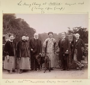 1896 年 8 月、ハットフィールド (外務省グループ) での Li Hung Chang (b/w 写真) 作： British Photographer