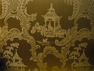 中国のモチーフ、ジョージ2世スタイルのアームチェアの張地のディテール、木彫、パッド入りのアーム、張地の背と座、約1750年、イギリス 作： British School