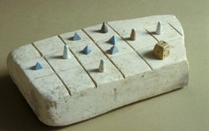 ヨルダンテルベイトミルシムの作品を演奏するゲームボード、紀元前1200年頃（石灰岩）