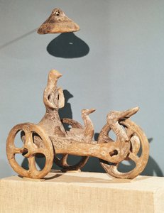 Dupljaja（粘土）の擬人化された神性を持つ奉納用戦車