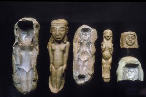 生殖能力の女神の人形とそれらが鋳造されたカビ、紀元前8〜7世紀（粘土）
