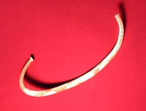 ケンブリッジシャーのイクルトンで発見されたネックリング（ゴールド）