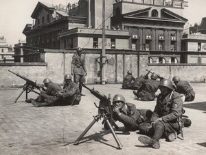 第二次世界大戦中、ローマで行われた防空訓練の様子。(白黒写真) 作： Bruni Bruni