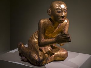 僧侶は祈りでひざまずきます。ビルマ