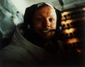 1969 年 7 月、アポロ 11 号の月面着陸船にいるニール アームストロング船長。 作： Buzz Aldrin
