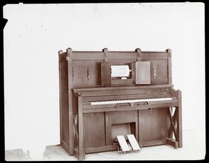 ハードマンペックウントカンパニーピアノ、1907年（銀ゼラチンプリント） 作： Byron Company