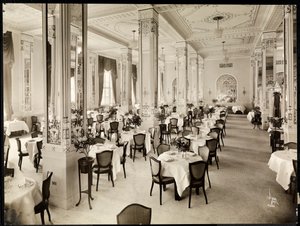 1916年、ニュージャージー州ニューアークのロバートトリートホテルのダイニングルーム（銀ゼラチンプリント） 作： Byron Company