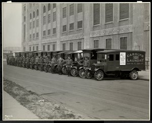 1929年、ニューヨーク州イーストハーレム、111 East 128th Streetにあるキャロリンランドリーの外に停車した配送トラックのライン（銀ゼラチンプリント） 作： Byron Company