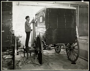 1929年ニューヨーク、イーストハーレム、111 East 128th Streetにあるキャロリンランドリーの配達用ワゴンをスプレーペイントする男（銀ゼラチンプリント） 作： Byron Company