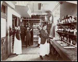 ホテルマンハッタンのパントリー、1902年（銀ゼラチンプリント）