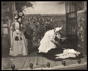 ニューヨークのバーナードカレッジで上演されたアンジェリーナ「孤児の祖父」という劇のアマチュアプロダクションのシーン（シルバーゼラチンプリント）