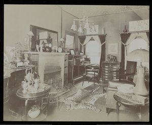 劇作家ヘンリー・マーティン・ブロッサムの家のリビングルーム、ニューヨーク、23 East 30th Street、1908（銀ゼラチンプリント） 作： Byron Company