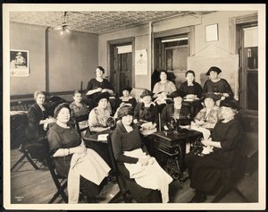 1920年、ニューヨーク、イーストハーレム、115イースト101ストリートにある女性用縫製サークル（シルバーゼラチンプリント）